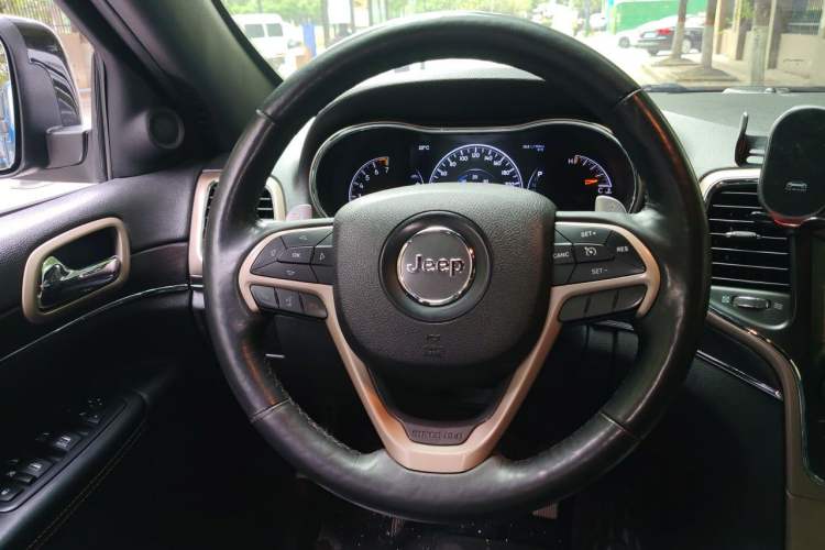 Used Jeep Grand Cherokee 2014 3.0L Comfort Navigation Edition Steering Wheel