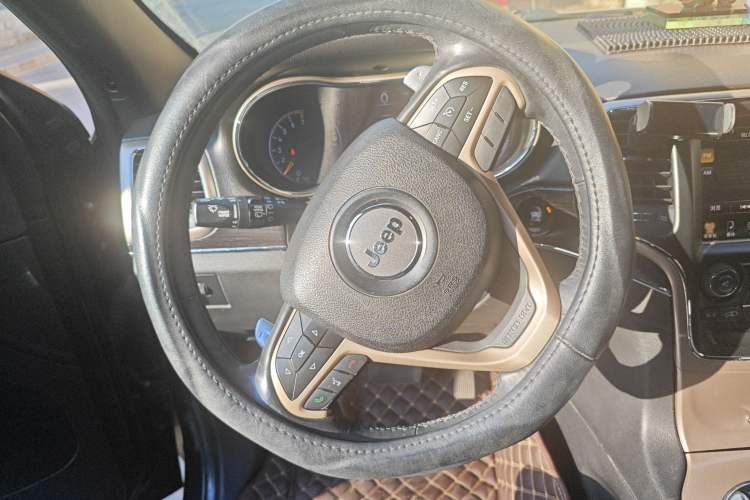 Used Jeep Grand Cherokee 2014 3.0L Comfort Navigation Edition Steering Wheel