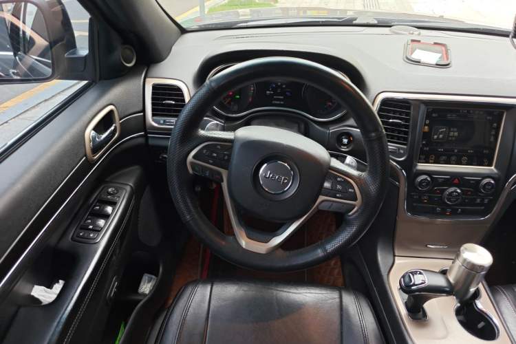 Used Jeep Grand Cherokee 2014 3.0TD Diesel Comfort Navigation Version Steering Wheel