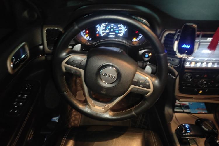 Used Jeep Grand Cherokee 2014 3.0L Comfort Navigation Edition Steering Wheel
