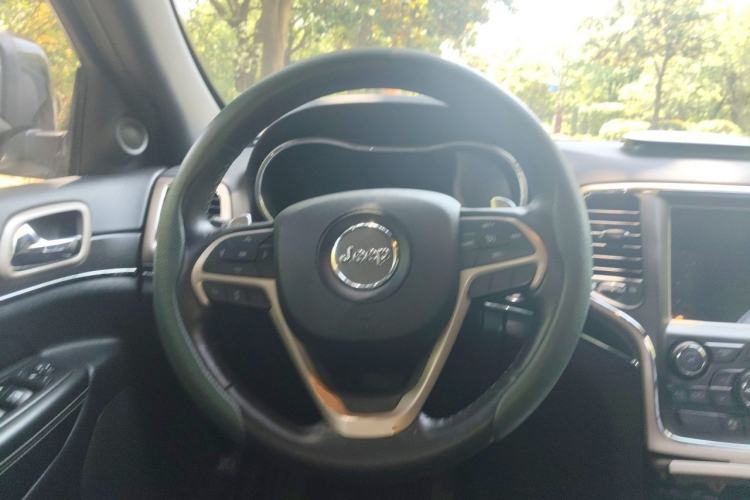 Used Jeep Grand Cherokee 2014 3.0TD Diesel Comfort Navigation Version Steering Wheel