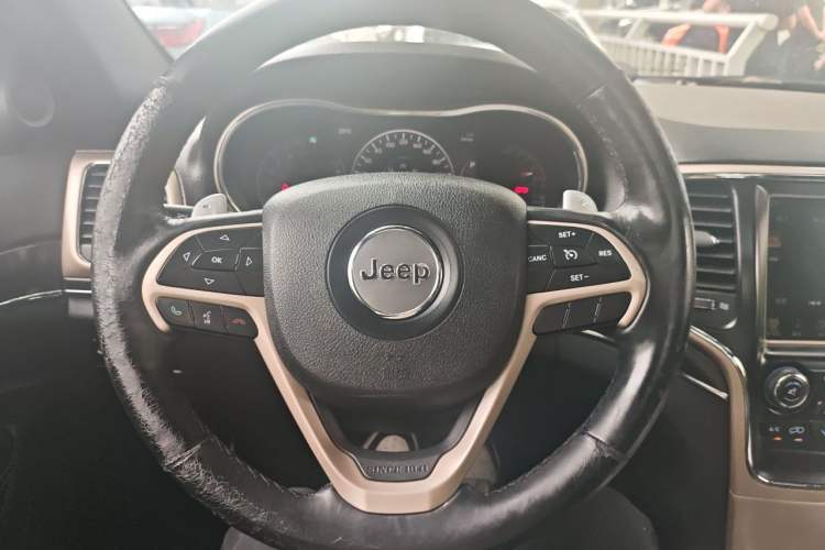 Used Jeep Grand Cherokee 2014 3.0L Comfort Navigation Edition Steering Wheel