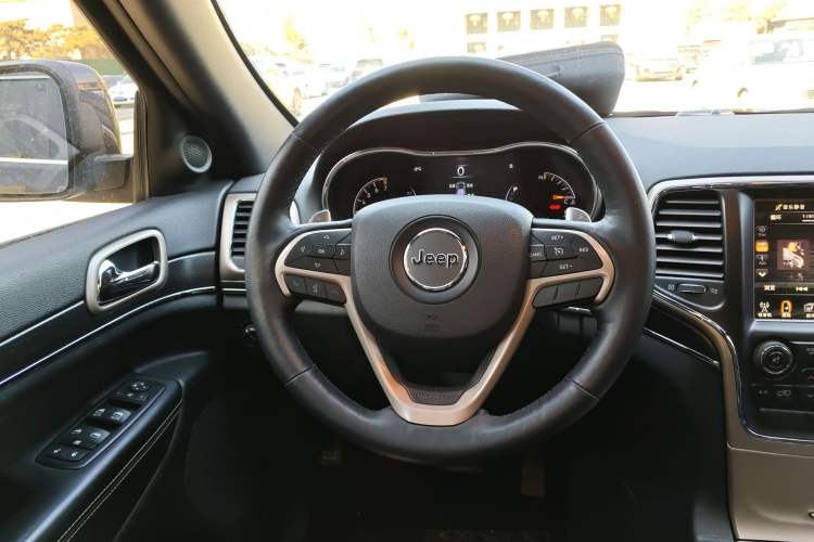 Used Jeep Grand Cherokee 2014 3.0L Comfort Navigation Edition Steering Wheel
