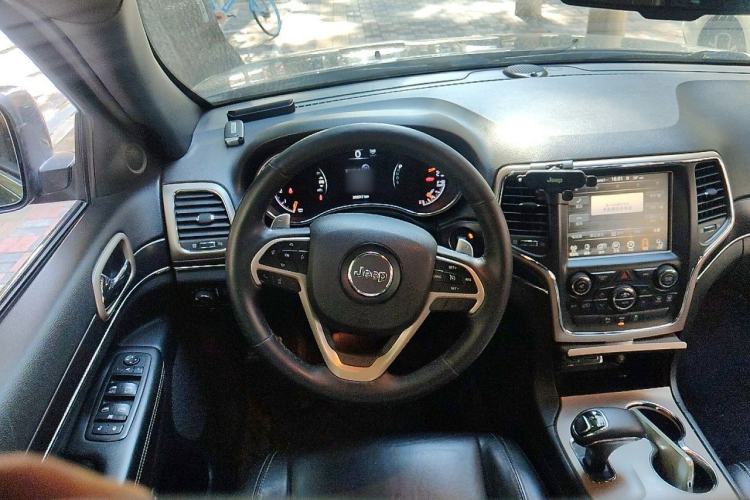 Used Jeep Grand Cherokee 2014 3.0TD Diesel Comfort Navigation Version Steering Wheel