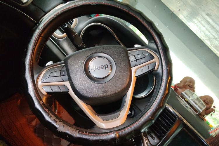 Used Jeep Grand Cherokee 2014 3.0L Comfort Navigation Edition Steering Wheel