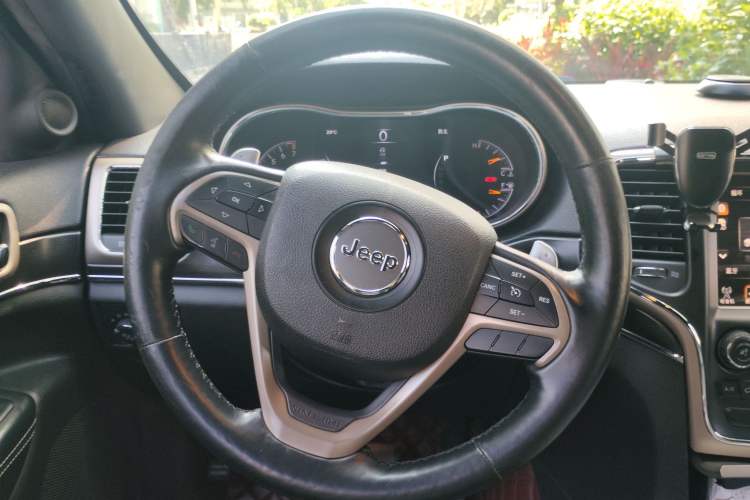 Used Jeep Grand Cherokee 2014 3.0L Comfort Navigation Edition Steering Wheel