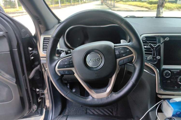 Used Jeep Grand Cherokee 2014 3.0L Comfort Navigation Edition Steering Wheel