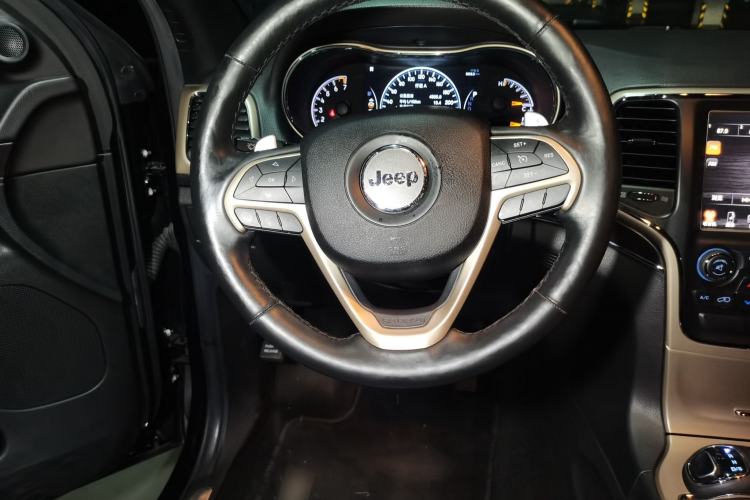 Used Jeep Grand Cherokee 2014 3.0L Comfort Navigation Edition Steering Wheel