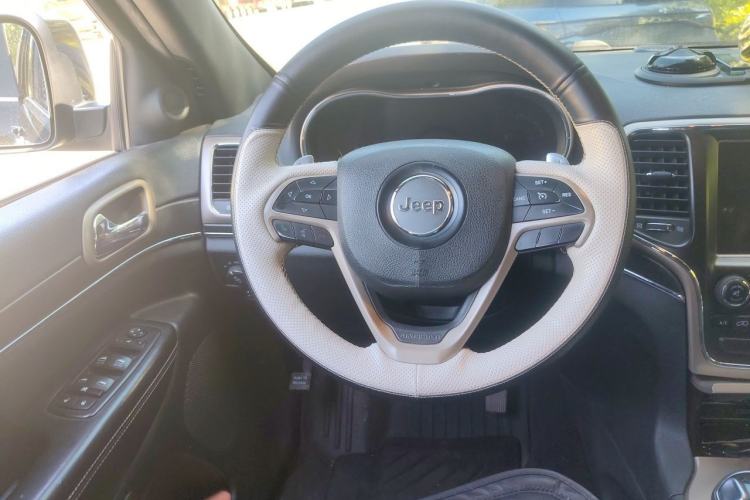 Used Jeep Grand Cherokee 2014 3.0L Comfort Navigation Edition Steering Wheel