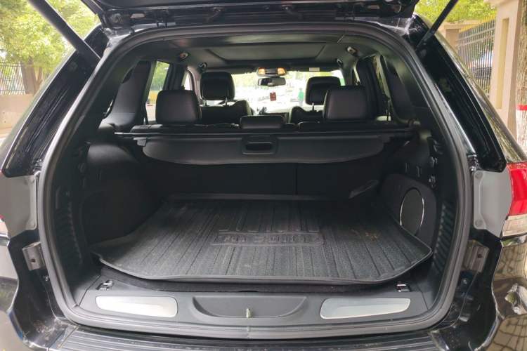 Used Jeep Grand Cherokee 2014 3.0L Comfort Navigation Edition Trunk