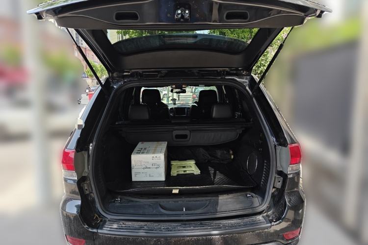 Used Jeep Grand Cherokee 2014 3.6L Comfort Navigation Edition Trunk