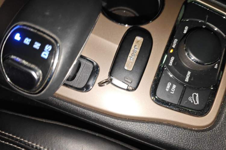 Used Jeep Grand Cherokee 2014 3.0L Comfort Navigation Edition Vehicle Key