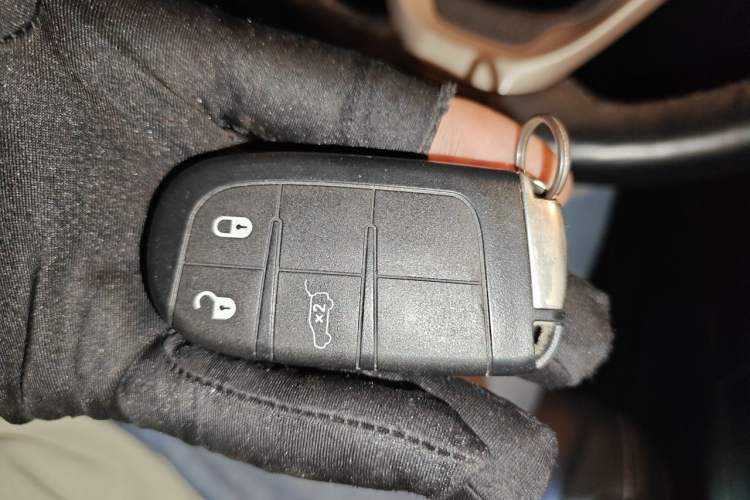 Used Jeep Grand Cherokee 2014 3.0L Comfort Navigation Edition Vehicle Key