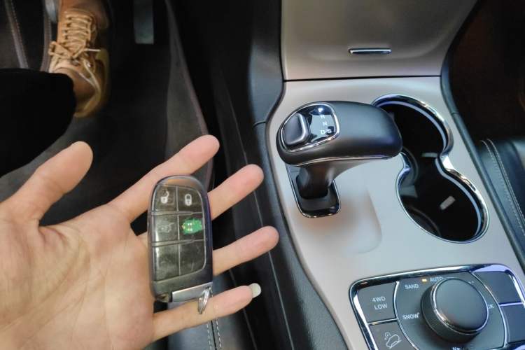 Used Jeep Grand Cherokee 2014 3.0L Comfort Navigation Edition Vehicle Key