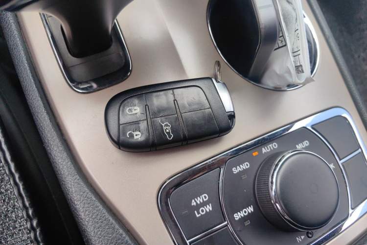 Used Jeep Grand Cherokee 2014 3.0L Comfort Navigation Edition Vehicle Key