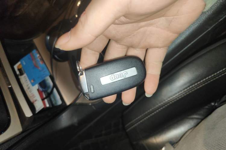 Used Jeep Grand Cherokee 2014 3.0L Comfort Navigation Edition Vehicle Key