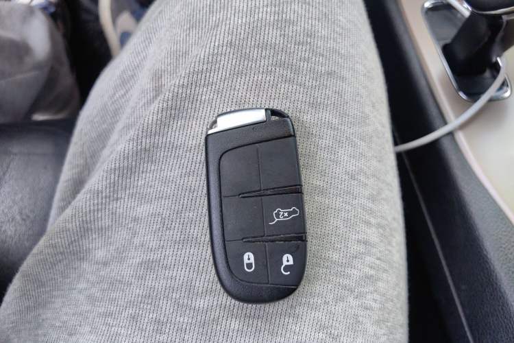 Used Jeep Grand Cherokee 2014 3.0L Comfort Navigation Edition Vehicle Key