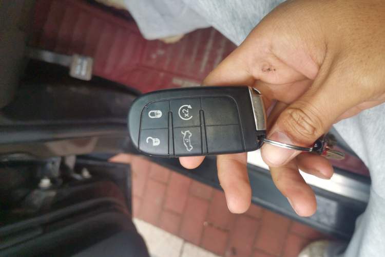Used Jeep Grand Cherokee 2014 3.0L Comfort Navigation Edition Vehicle Key