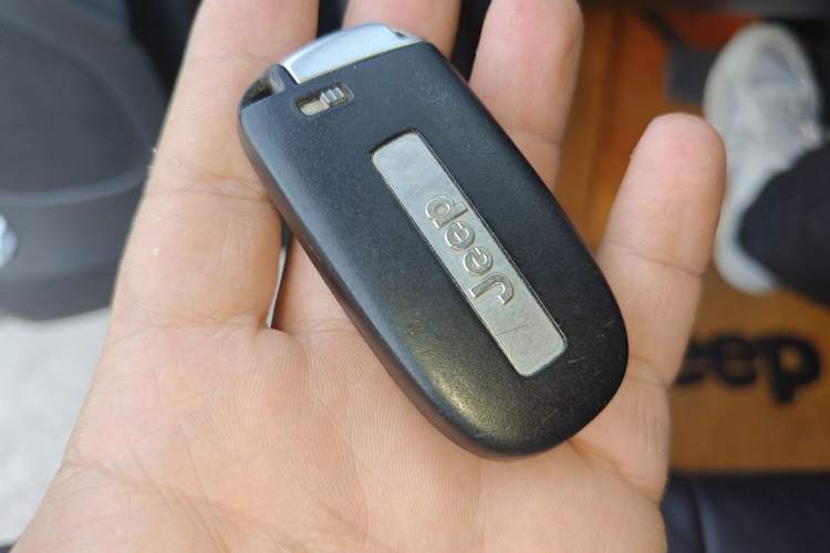 Used Jeep Grand Cherokee 2014 3.6L Comfort Navigation Edition Vehicle Key