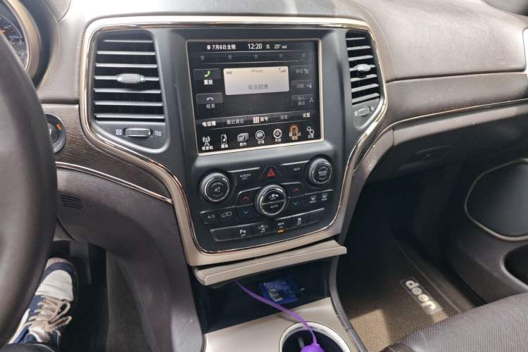 Used Jeep Grand Cherokee 2014 5.7L Flagship Prestige Edition Audio And AC Panel