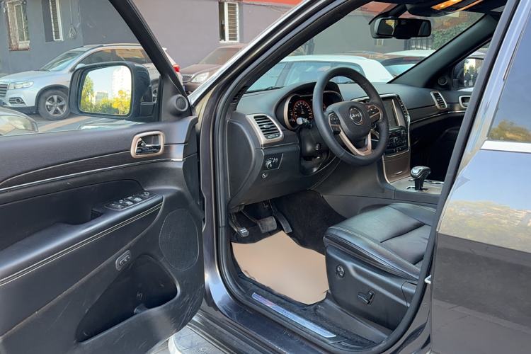 Used Jeep Grand Cherokee 2014 3.0L Comfort Navigation Edition Interior 2