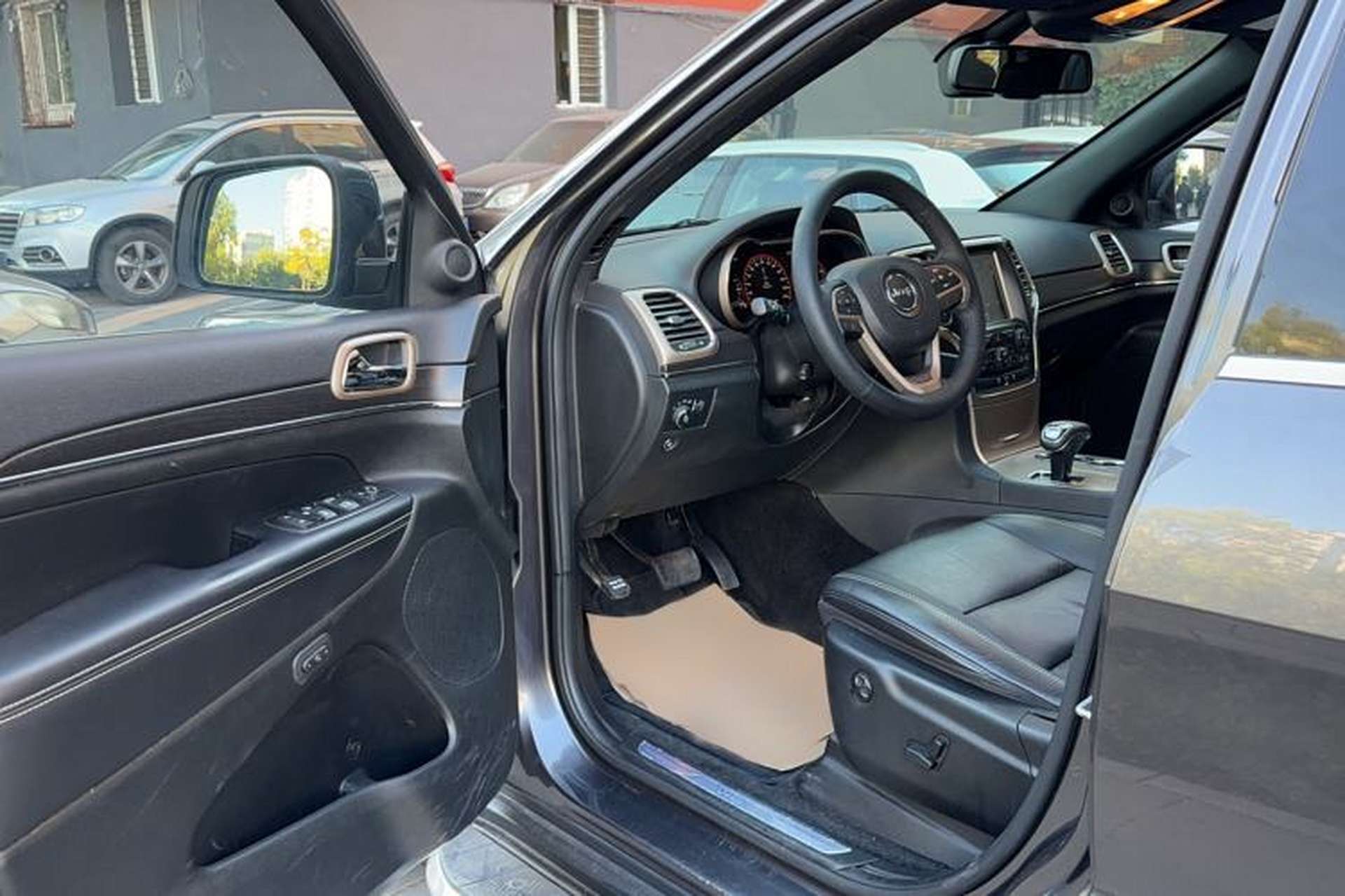 Used Jeep Grand Cherokee 2014 3.0L Comfort Navigation Edition Interior 2