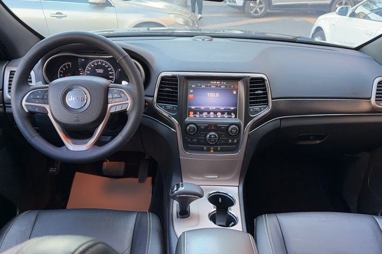 Used Jeep Grand Cherokee 2014 3.0L Comfort Navigation Edition Interior 3