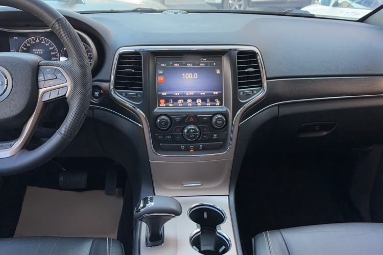 Used Jeep Grand Cherokee 2014 3.0L Comfort Navigation Edition Interior 4