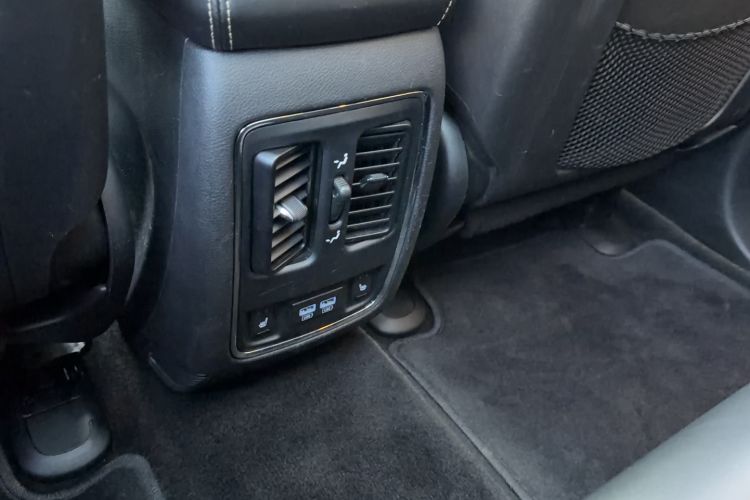 Used Jeep Grand Cherokee 2014 3.0L Comfort Navigation Edition Interior 5