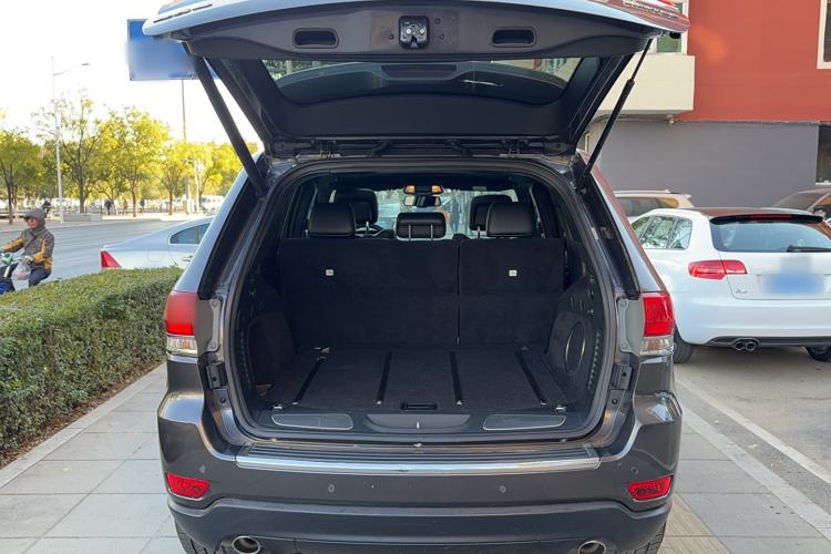 Used Jeep Grand Cherokee 2014 3.0L Comfort Navigation Edition Interior 6
