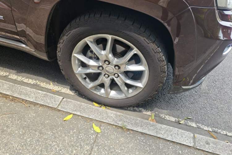 Used Jeep Grand Cherokee 2014 5.7L Flagship Prestige Edition Right Front Wheel Hub