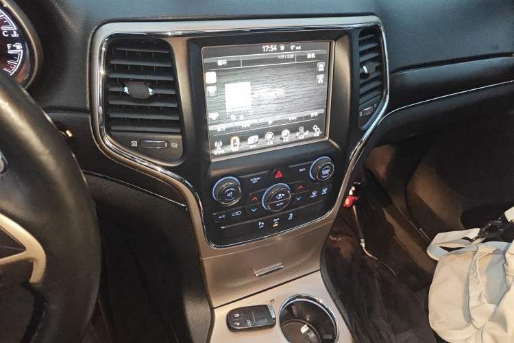 Used Jeep Grand Cherokee 2014 3.6L Elite Navigation Edition Audio And AC Panel