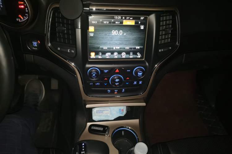Used Jeep Grand Cherokee 2014 3.6L Elite Navigation Edition Audio And AC Panel