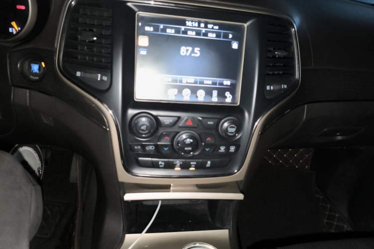 Used Jeep Grand Cherokee 2014 3.6L Flagship Prestige Edition Audio And AC Panel