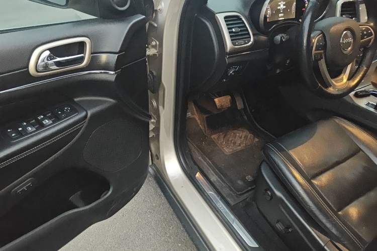 Used Jeep Grand Cherokee 2014 3.6L Elite Navigation Edition Driver Seat