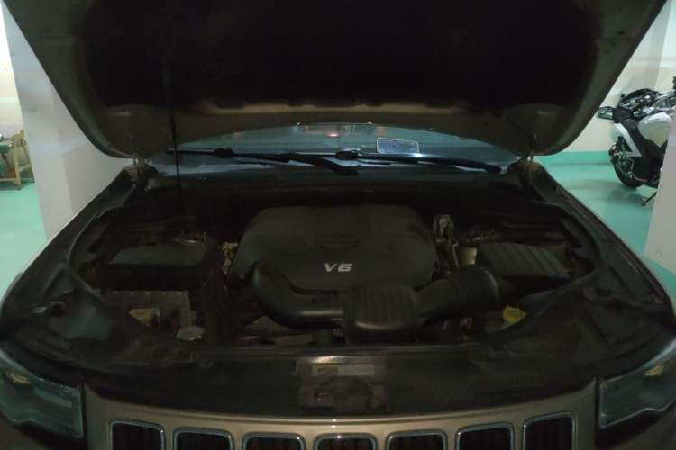 Used Jeep Grand Cherokee 2014 3.6L Elite Navigation Edition Engine Bay