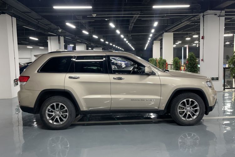 Used Jeep Grand Cherokee 2014 3.0L Comfort Navigation Edition Exterior 2