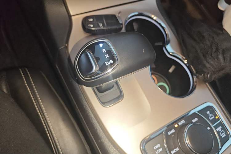 Used Jeep Grand Cherokee 2014 3.6L Elite Navigation Edition Gear Lever