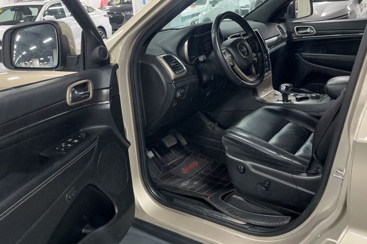 Used Jeep Grand Cherokee 2014 3.0L Comfort Navigation Edition Interior 2