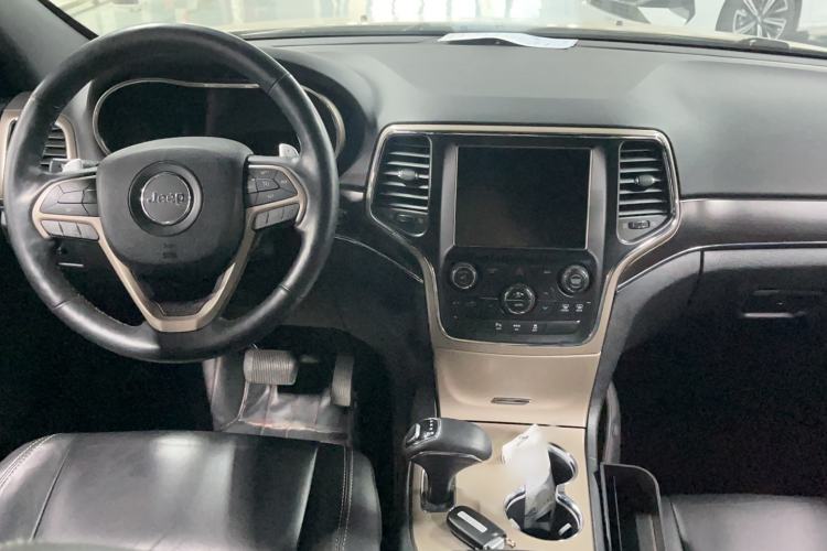 Used Jeep Grand Cherokee 2014 3.0L Comfort Navigation Edition Interior 3