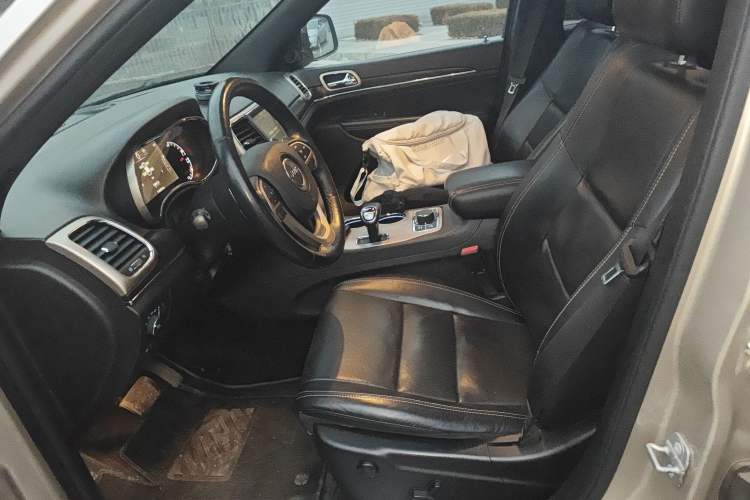 Used Jeep Grand Cherokee 2014 3.6L Elite Navigation Edition Left Front Seat