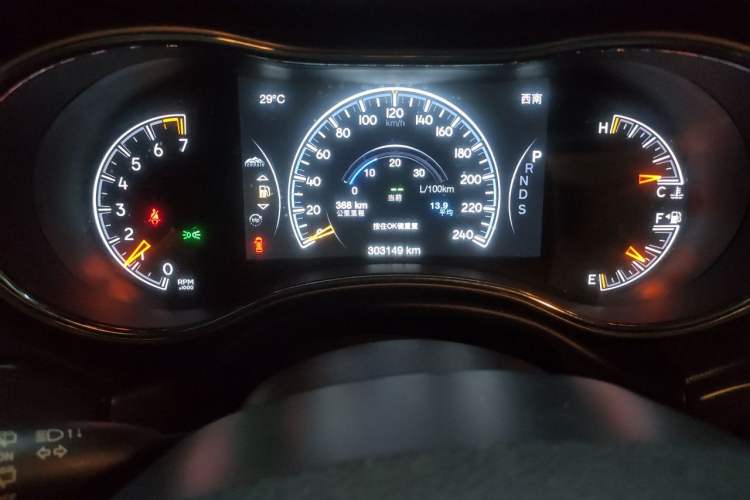 Used Jeep Grand Cherokee 2014 3.6L Elite Navigation Edition Odometer Close Up