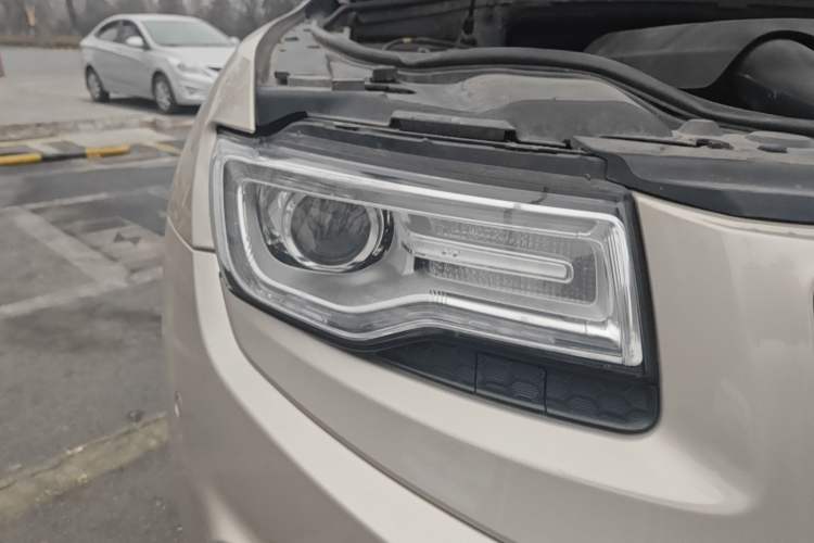 Used Jeep Grand Cherokee 2014 3.6L Elite Navigation Edition Right Front Headlight