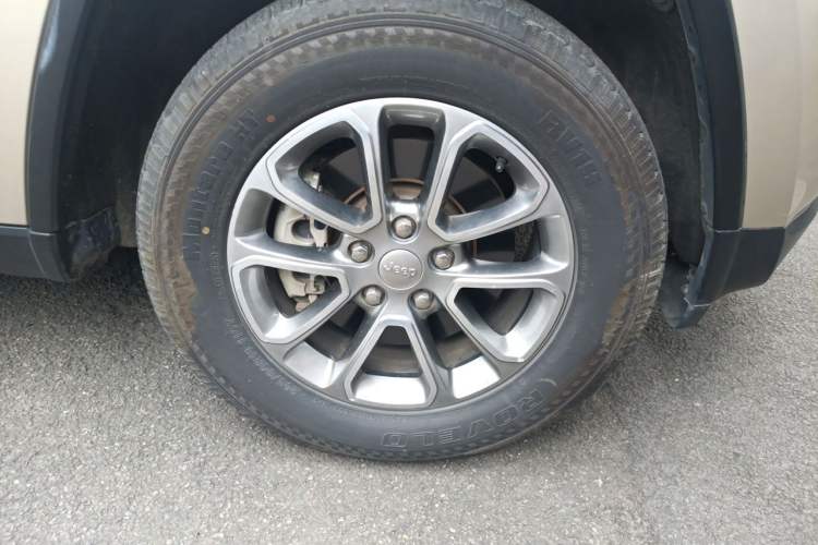 Used Jeep Grand Cherokee 2014 3.6L Elite Navigation Edition Right Front Wheel Hub