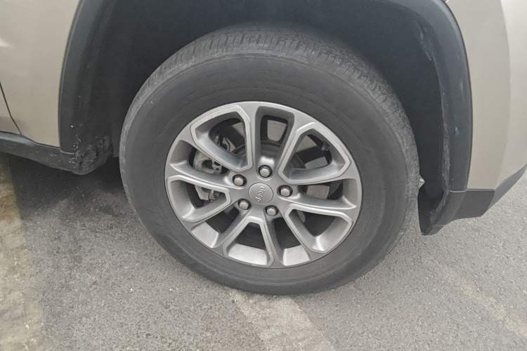 Used Jeep Grand Cherokee 2014 3.6L Elite Navigation Edition Right Front Wheel Hub
