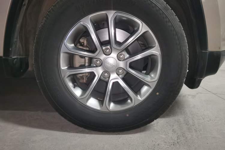 Used Jeep Grand Cherokee 2014 3.6L Elite Navigation Edition Right Front Wheel Hub