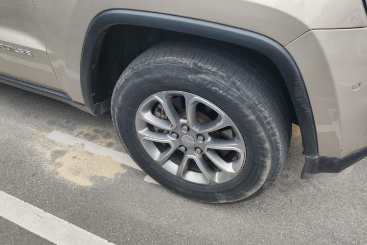 Used Jeep Grand Cherokee 2014 3.6L Elite Navigation Edition Right Front Wheel Hub