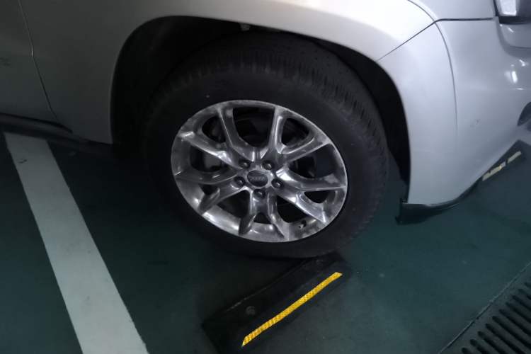 Used Jeep Grand Cherokee 2014 3.6L Flagship Prestige Edition Right Front Wheel Hub
