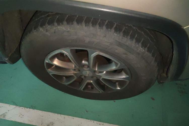 Used Jeep Grand Cherokee 2014 3.6L Elite Navigation Edition Right Front Wheel Hub