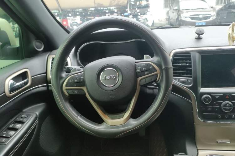 Used Jeep Grand Cherokee 2014 3.6L Elite Navigation Edition Steering Wheel